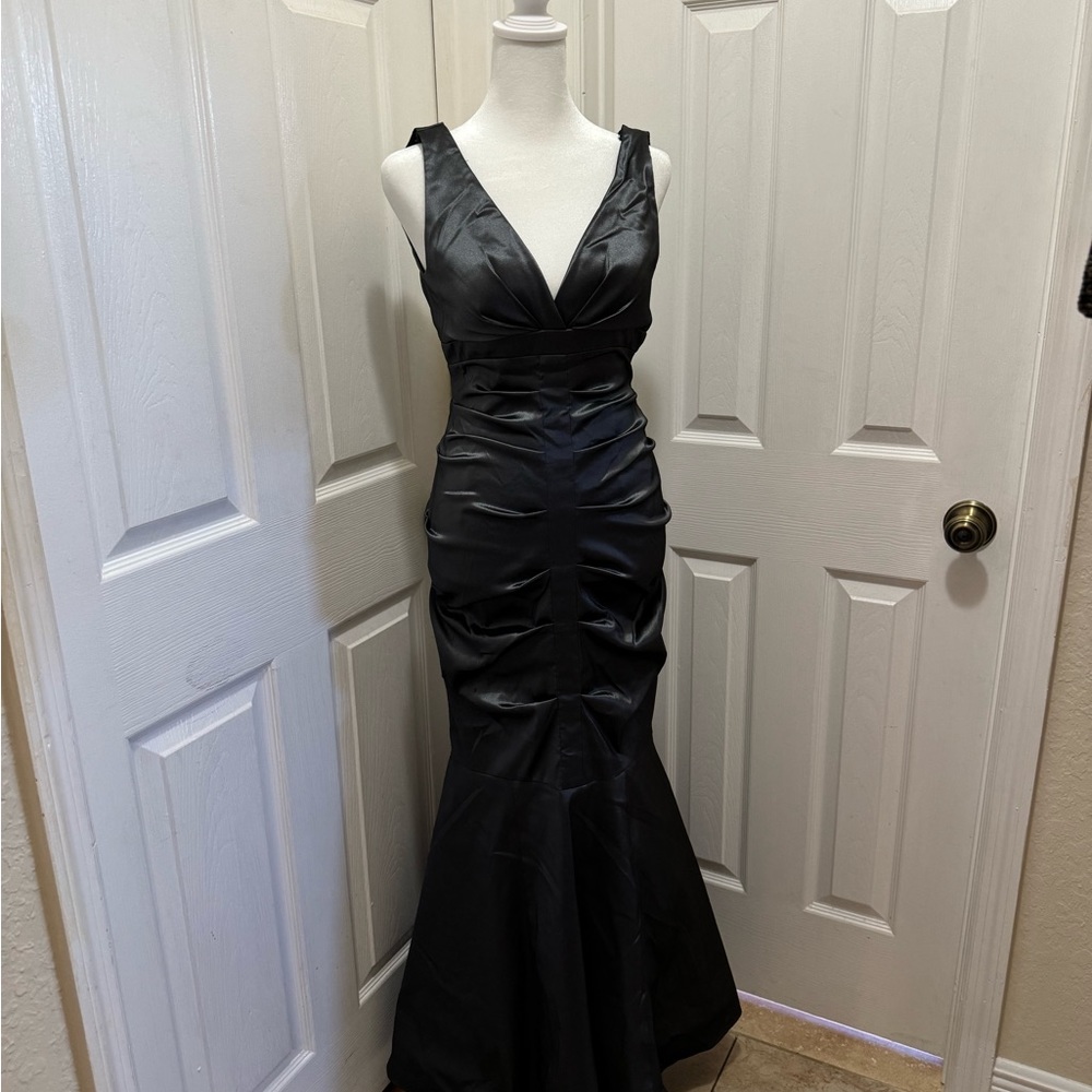 Good conditions, Brand XSCAPE, Size 6, color:Dark Grey, Material:Satin.